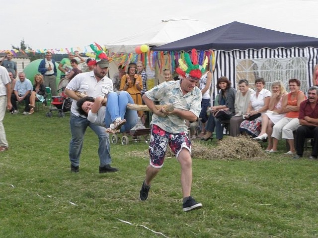 Uczestnicy pikniku bawili się przednie. Część z nich w strojach kowbojskich i indiańskich.