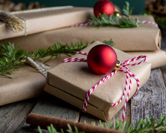Nie tylko ozdoby świąteczne, ale również pakowanie mogą sprawić, że tegoroczne Boże Narodzenie będzie bardziej przyjazne dla środowiska. Oto kilka pomysłów, jak zapakować prezent w stylu zero waste >>>