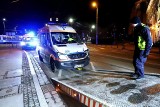 Wypadek karetki przy Hali Targowej we Wrocławiu. Kierowca staranował sygnalizację świetlną - 27.02.2023