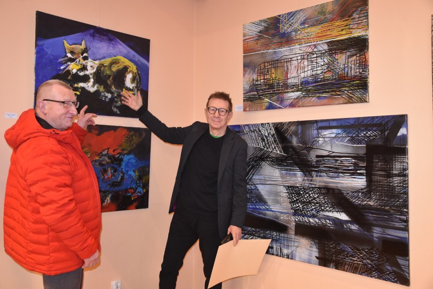 Grzegorz Pleszyński prezentuje swoje obrazy w Muzeum Ziem...