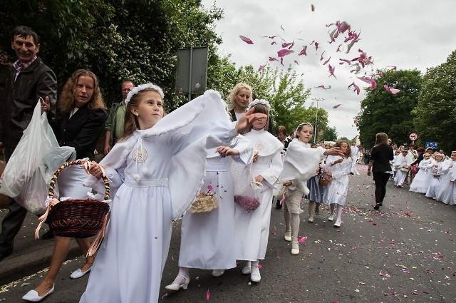 Procesje Bożego Ciała przeszły ulicami Słupska.