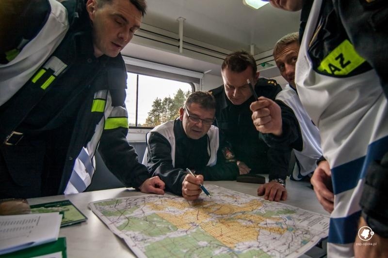 Prawie 60 strażaków zawodowych i ochotników ćwiczyło w...