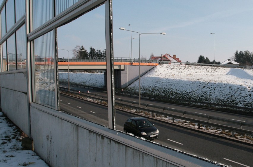 Rozbite szyby w ekranach dźwiękochłonnych są w kilku...