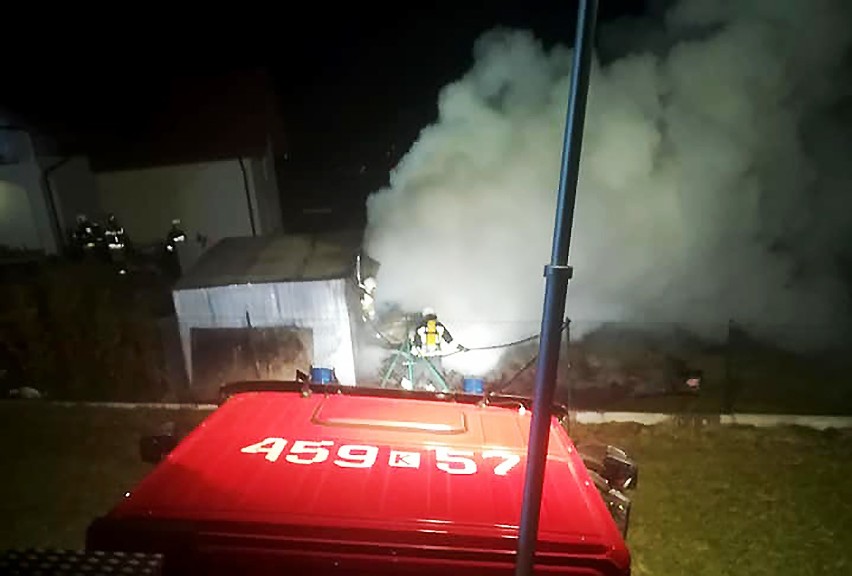 Podłopień. Strażacy gasili garaż i ratowali dom przed ognien