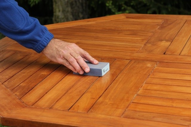 Szlifowanie drewnianego stołuSzlifowanie drewnianego stołu papierem ściernym.