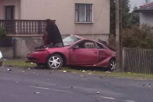 Ford cougar uderzył w słup w Dobrodzieniu.