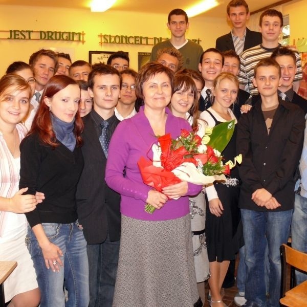 Renata Butryn, polonistka ze stalowowolskiego liceum. Tu z uczniami, od których dostała kwiaty i gratulacje z powodu wyboru.