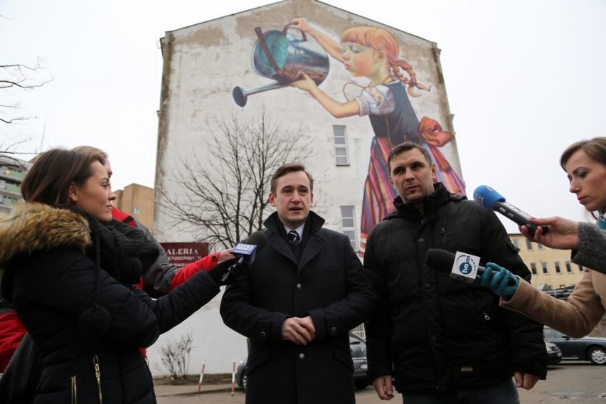 Radni PiS chcą chronić mural "Dziewczynka z konewką"
