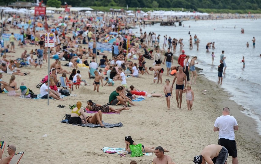 Tłumy turystów na sopockich ulicach i plażach