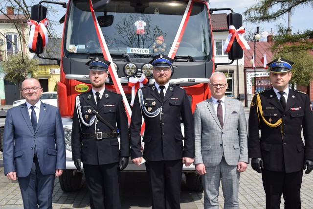 Gminne Obchody Dnia Strażaka i chrzest nowego wozu bojowego w Małogoszczu. Samochód przyjął imię "Rysio".