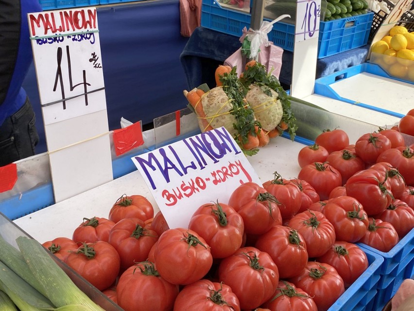 Pomidory malinowe z Buska, tak jak przed tygodniem, kosztują...