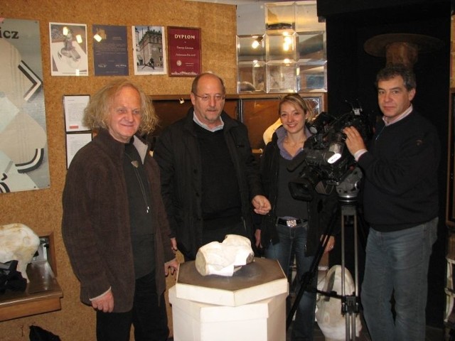 Ekipa telewizji RAI z Cezarym Łutowiczem w pracowni sandomierzanina; drugi od lewej strony Gian Paolo Girelli.