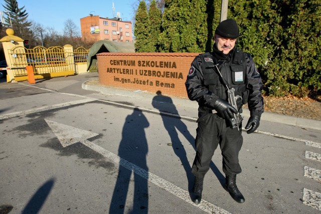 Na straży wojskowych obiektów stoją dziś często ochroniarze. Powinni być uzbrojeni w broń palną. Tutaj przykład wzorowy, przy CSAiU w Toruniu