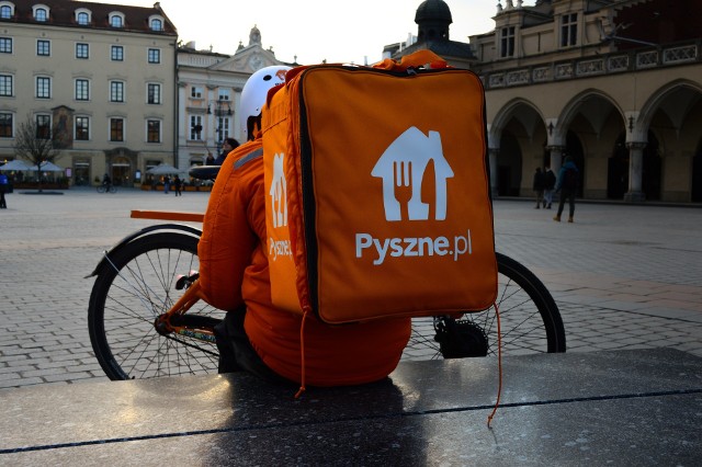 Pyszne.pl wprowadza dostawę bezkontaktową. Na czym to polega?