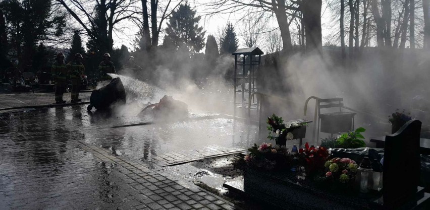 Gaszenie pożaru śmietników na cmentarzu w Ustce