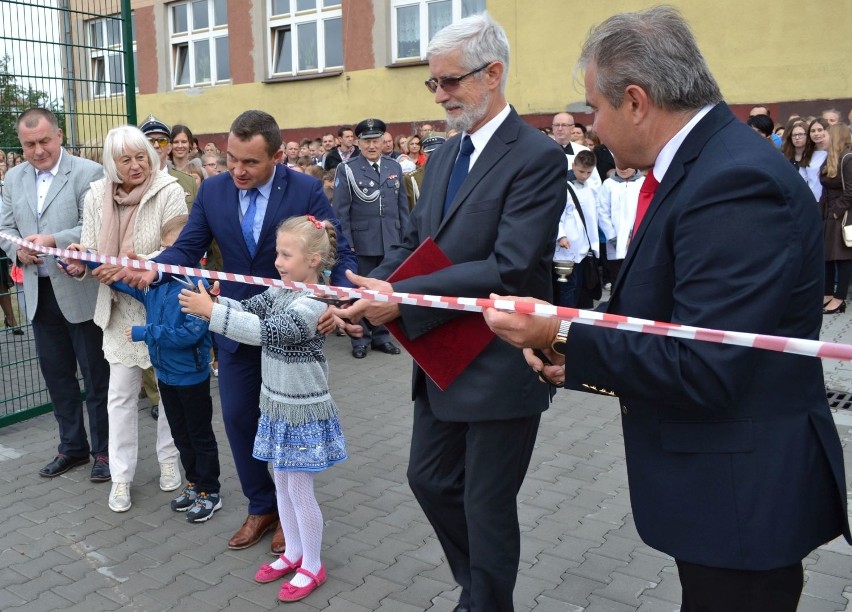 Otwarto dwa superboiska we Włoszczowie. Burmistrz i ksiądz strzelali karne dyrektorowi szkoły