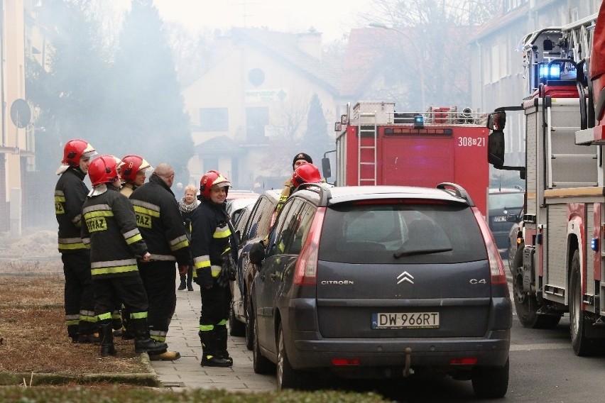 Pożar we Wrocławiu. Cała ulica tonie w dymie. Ludzie uciekają z domów