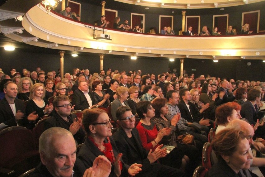 Niezwykły spektakl o Andrzeju Zausze w kieleckim Teatrze z pełną widownią [zdjęcia]