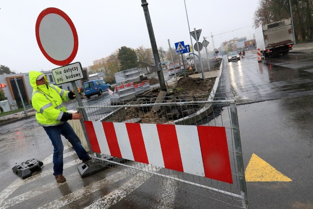 Dobre informacje dla kierowców, którzy już dziś od wczesnego popołudnia pojadą wyremontowanym odcinkiem Szosy Chełmińskiej. Zmiany czekają pasażerów komunikacji miejskiej.Otwarty dla ruchu został odcinek Szosy Chełmińskiej od ul. Harcerskiej do ul. Polnej. Wykonawca wybudował tam nową jezdnię, wykonał skrzyżowanie Szosy Chełmińskiej i św. Józefa. Udało się także przebudować tory.- Od razu zamkniemy dla ruchu starą jezdnię. Będzie ona zamknięta na odcinku od Żwirki i Wigury do Polnej. Ruch w dwóch kierunkach poprowadzimy nową jezdnią - wyjaśnia Tomasz Królak z ramienia firmy Skanska. Kolejny etap zmian w ruchu na Szosie Chełmińskiej pozwoli na wykonanie przebudowy starej jezdni.W związku z kolejnym etapem przebudowy Szosy Chełmińskiej od jutra na tej ulicy zostanie częściowo przywrócony ruch autobusów komunikacji miejskiej oraz wprowadzone nowe rozkłady jazdy linii nr 22, 27, 31 i 32.Ruch drogowy na odcinku od ul. Polnej do ul. Żwirki i Wigury będzie odbywał się dwukierunkowo nową jezdnią.Autobusy linii nr 18, 27, 31 i 32 kursować będą w obu kierunkach nową jezdnią Szosy Chełmińskiej.Autobusy linii nr 16 w kierunku osiedla na Skarpie kursować będą stałą trasą tj. Szosą Chełmińską i ul. Długą, a kierunku Wrzosów nadal objazdem ulicami Legionów i Polną.Autobusy linii nr 34 i nocnej 05 w kierunku pl. Skalskiego kursować będą stałą trasą tj. ul. Długą i Szosą Chełmińską, a w kierunku Os. Na Skarpie objazdem ul. Żwirki i Wigury i Legionów.Zobacz też:Remont części targowiskaUczniowie szkół specjalnych w sportowej rywalizacji