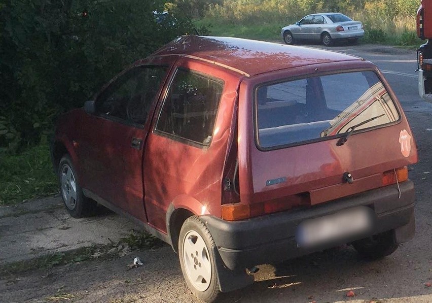 W Przemyślu kierująca fiatem cinquecento uderzyła w drzewo. Kobieta trafiła do szpitala [ZDJĘCIA INTERNAUTY]