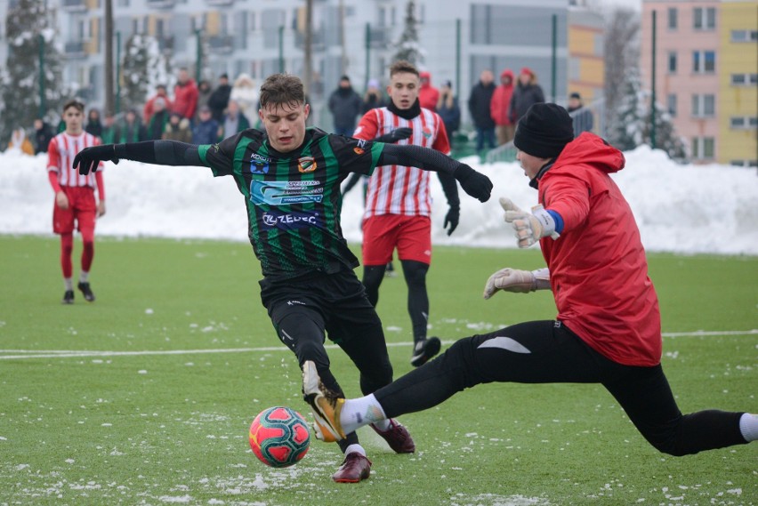 Star Starachowice pokonał Ceramikę Opoczno 5:0.