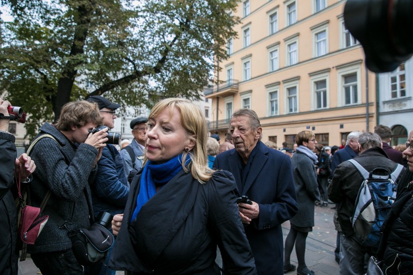 Znane osoby na pożegnaniu Andrzeja Wajdy [ZDJĘCIA]