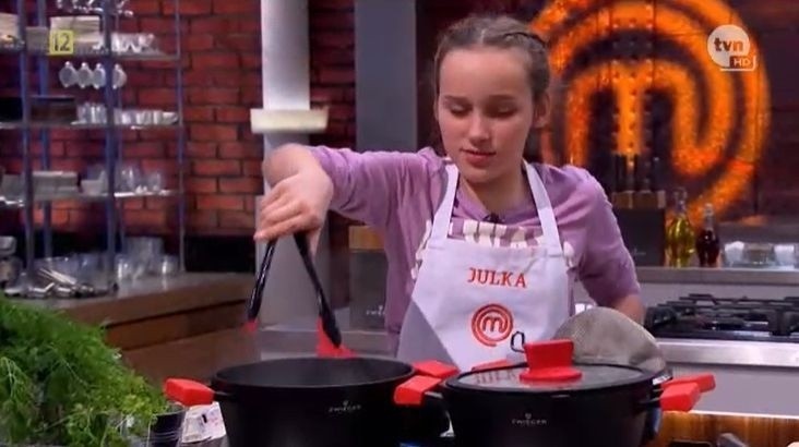 Julka podczas gotowania w trzecim odcinku MasterChef Junior.