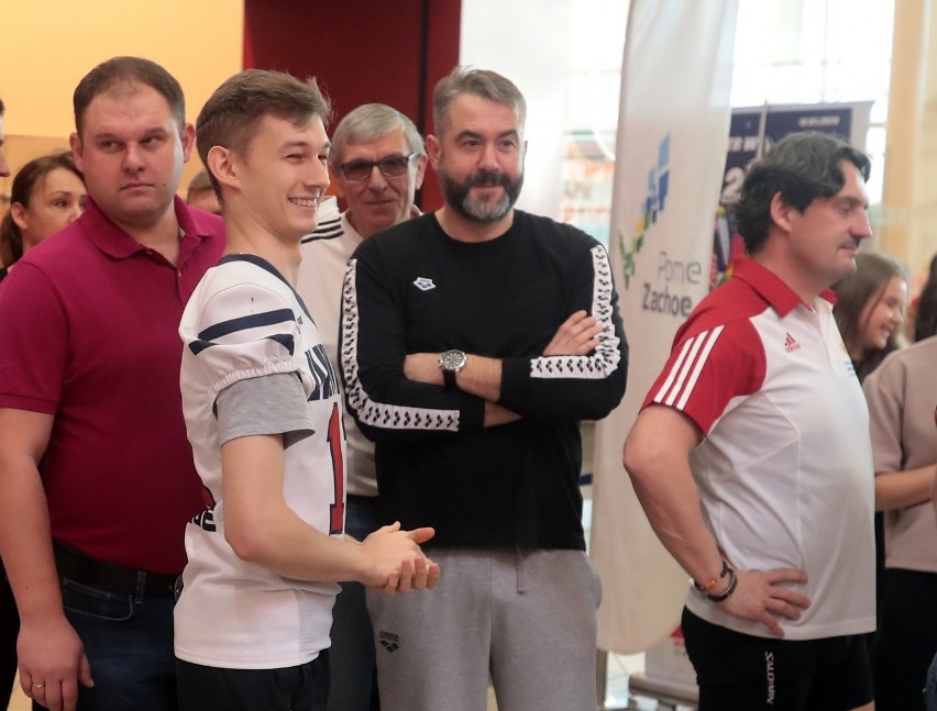 Szczecinianie i znani sportowcy wiosłowali dla WOŚP w Atrium Molo