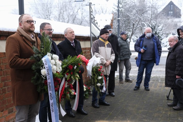 W poniedziałek złożono kwiaty pod tablicą  upamiętniającą działaczy opozycji więzionych w areszcie śledczym Milicji Obywatelskiej przy  Wałach gen. Sikorskiego w Toruniu, gdzie obecnie znajduje się Wydział Kultury Urzędu Miasta Torunia.