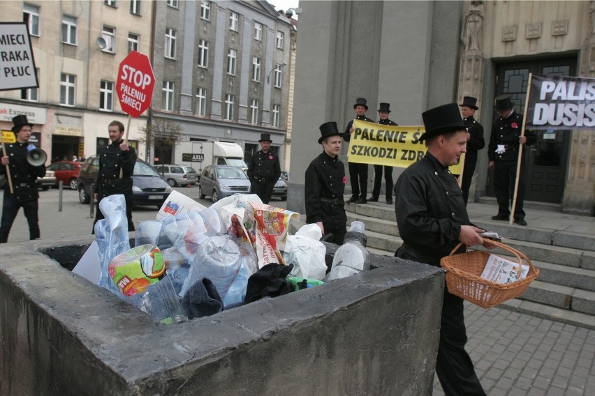 Kominiarze protestują przeciwko spalaniu śmieci w kominach i...