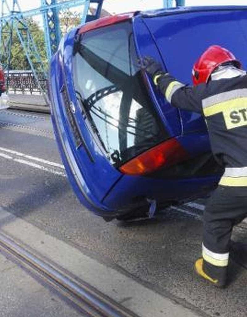 Wypadek na moście Sikorskiego. Ford przewrócony na bok [ZDJĘCIA]