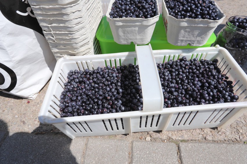 Na bazarach w Kielcach pojawiły się już pierwsze jagody. W jakich są cenach?