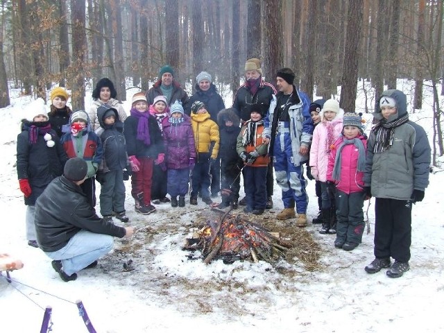 W czasie postoju zorganizowano ognisko z pieczonymi kiełbaskami.