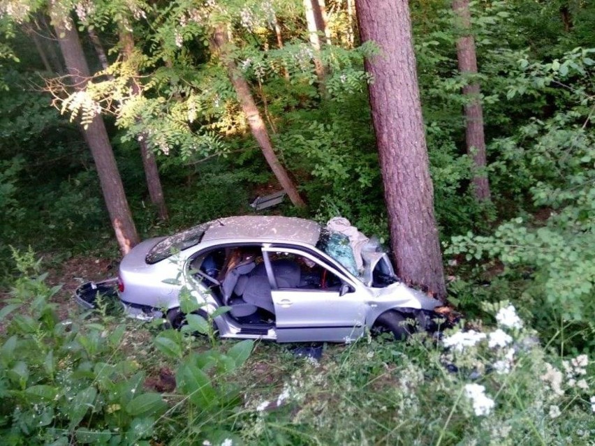 Wypadek w Rakowie. Samochód stoczył się ze skarpy i uderzył w drzewo. Ranne cztery osoby