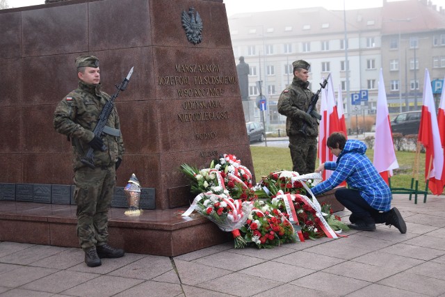 Kwiaty pod pomnikiem marszałka Józefa Piłsudskiego składali m.in. wojewoda, prezydent i przedstawiciele służb mundurowych.