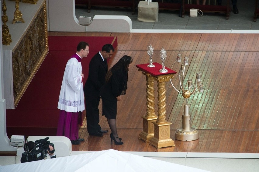 Floribeth Mora Diaz oddająca hołd relikwii św. Jana Pawła...