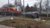Wypadek na Widzewskiej w Łodzi. Kierowca BMW wpadł w poślizg. Zatrzymał się na słupie trakcji kolejowej [ZDJĘCIA, FILM]