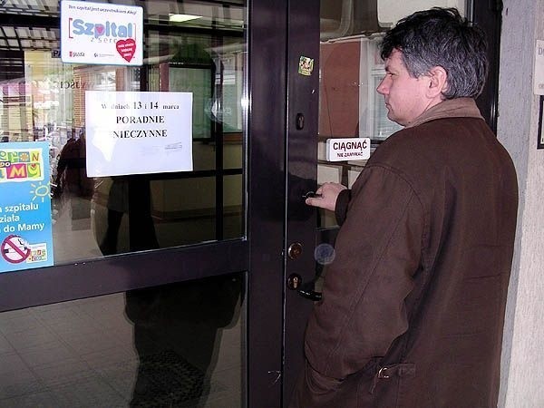 O akcji protestacyjnej specjalistów z tarnobrzeskiego szpitala pacjentów informuje kartka wywieszona na drzwiach wejściowych.