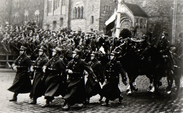 Defilada 7 pułku artylerii ciężkiej przed CK Zamek w Poznaniu.Przejdź do kolejnego zdjęcia --->