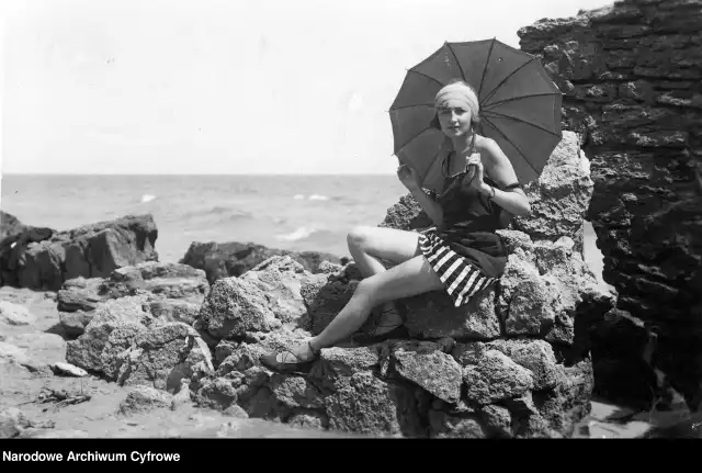 Piękności na plaży...100 lat temu. To właśnie wtedy pojawiły się pierwsze rewolucyjne stroje kąpielowe, które odsłaniały ramiona i uda.Zobacz kolejne zdjęcia. Przesuwaj zdjęcia w prawo - naciśnij strzałkę lub przycisk NASTĘPNE