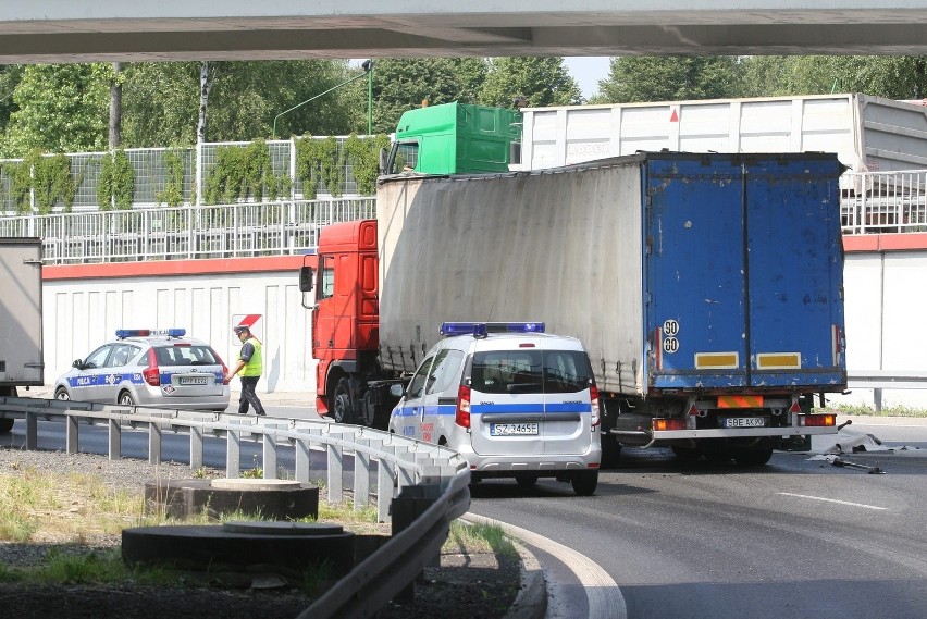 Wypadek na węźle DK86 i A4 w Katowicach. Przewrócił się TIR...