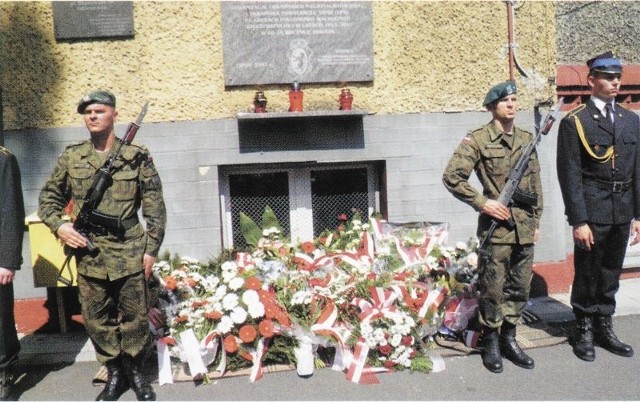 Kędzierzyn-Koźle: Warta honorowa przy płycie upamiętniającej Polaków pomordowanych na kresach.