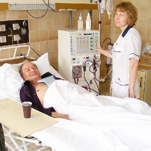Zenon Głowacki od kilku lat jest poddawany  zabiegowi hemodializy; przy łóżku chorego  Krystyna Dembowska, zastępca pielęgniarki  oddziałowej