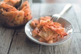 Domowe kimchi z młodej kapusty. Odkryj wyjątkowy przepis na pikantną kiszonkę. MasterChef doprawia przetwory zaskakującym składnikiem