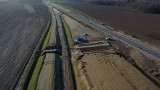 Trwa budowa drogi S6 na odcinku Koszalin - Słupsk. Jak przebiegały prace w styczniu? [ZDJĘCIA]