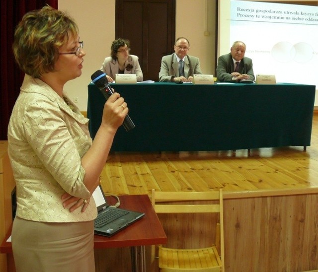 Jednym z wykładowców na konferencji byłą dr Teresa Bednarczyk z Uniwersytetu Marii Curie-Skłodowskiej w Lublinie.