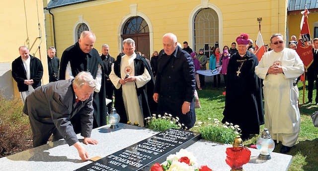 Bydgoska delegacja na niedawnych uroczystościach przy grobie Leona Birkholza na cmentarzu w Starym Wielisławiu koło Polanicy-Zdroju.