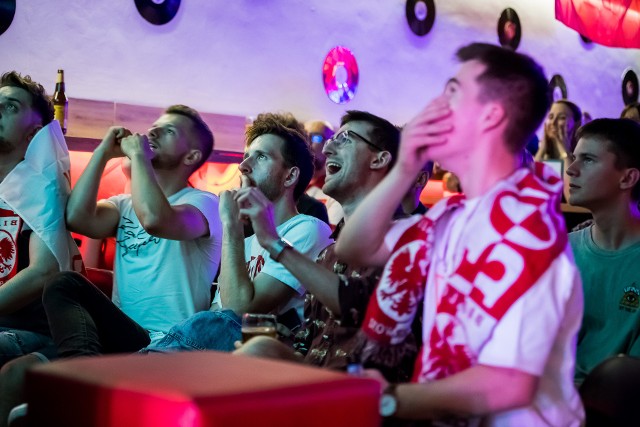 W ostatnim meczu fazy grupowej Euro 2020 Polska przegrała ze Szwecją 2:3 (0:1). Biało-Czerwoni musieli wygrać, by pozostać w turnieju. Niestety, nie pomogły dwa gole Roberta Lewandowskiego. Jednak bydgoscy kibice zgromadzeni w klubach, pubach i barach do końca dopingowali Polaków. Aby zobaczyć zdjęcia prosimy przesuwać palcem po ekranie smartfonu lub strzałkami w komputerze>>>