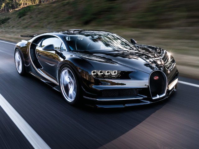Bugatti ChironBugatti Chiron przyspiesza od 0 do 100 km/h w czasie 2,5 s. Warto dodać, że prędkość 200 km/h jest osiągana w zaledwie 6,5 s od startu, natomiast 300 km/h pojawia po 13,6 sFot. Bugatti