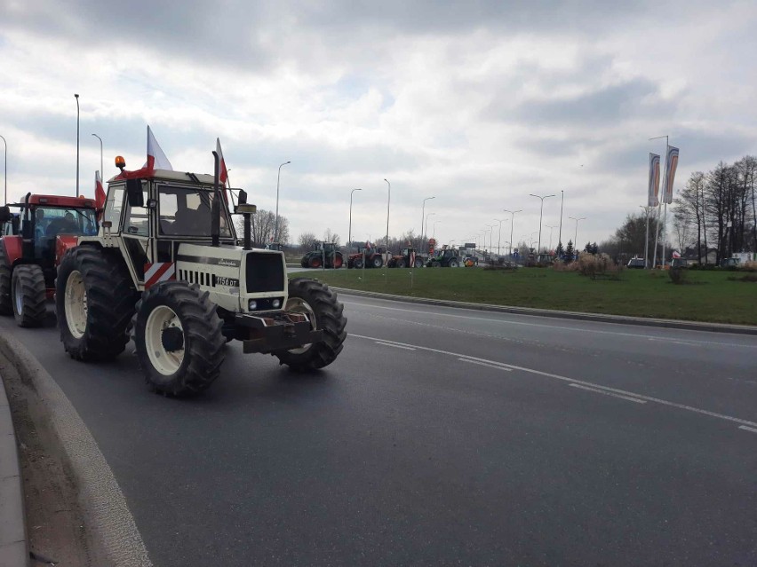 Protest rolników w Radomiu. Blokowali cztery ronda. Przez cały dzień duże utrudnienia. Zobacz filmy i zdjęcia 